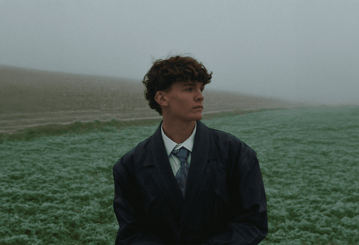 Kayson dans un paysage brumeux