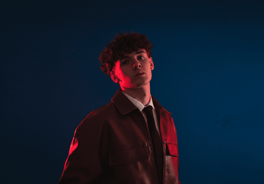 Kayson en studio, éclairage rouge et bleu